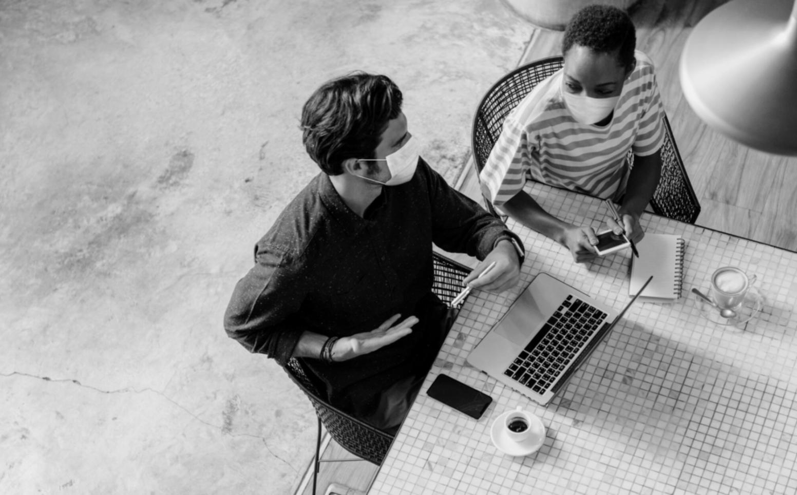 Étudiants travaillant sur des concepts financiers
